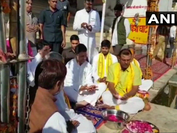 রাজস্থানের পুষ্করে পুজো দিয়ে নিজের জাত-গোত্র জানালেন রাহুল রাজস্থানের পুষ্করে পুজো দিয়ে নিজের জাত-গোত্র জানালেন রাহুল