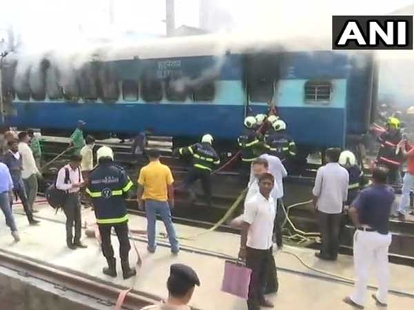 ঝাঁসিতে ট্রেনে আগুন