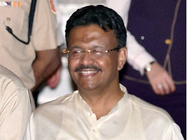 সব্যসাচীকে সরিয়ে ফিরহাদ হাকিম