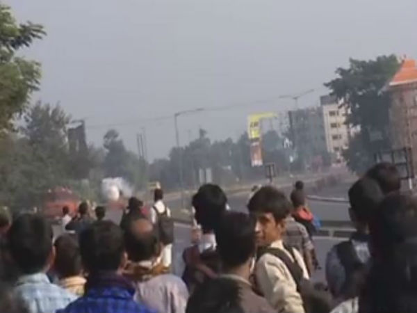হঠাৎই গ্যাস লিক! জাতীয় সড়ক বন্ধে বিপাকে সাধারণ মানুষ হঠাৎই গ্যাস লিক! জাতীয় সড়ক বন্ধে বিপাকে সাধারণ মানুষ