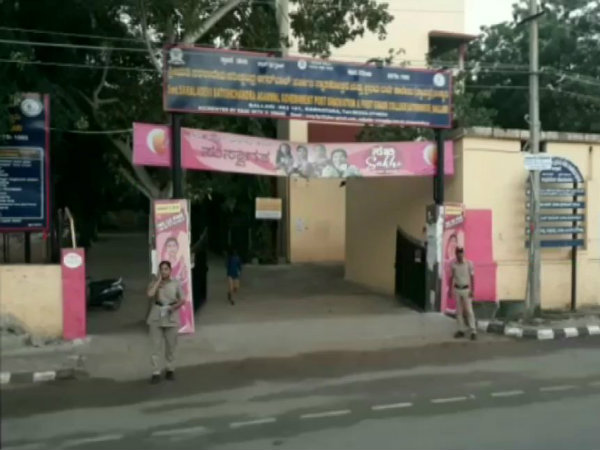 কর্ণাটকে লোকসভা-বিধানসভা মিলিয়ে পাঁচটি কেন্দ্রে চলছে ভোট কর্ণাটকে লোকসভা-বিধানসভা মিলিয়ে পাঁচটি কেন্দ্রে চলছে ভোট