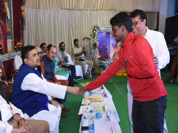 মানবিক শুভেন্দু! জঙ্গলমহলের প্রতিশ্রুতিমান ফুটবলারের পাশে মানবিক শুভেন্দু! জঙ্গলমহলের প্রতিশ্রুতিমান ফুটবলারের পাশে