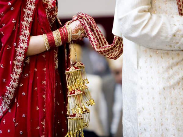 দাদুর শ্রাদ্ধবাসরে বিয়ে! ছাদনাতলায় চার হাত এক হওয়ার অপেক্ষা, হঠাৎ ছন্দপতন দাদুর শ্রাদ্ধবাসরে বিয়ে! ছাদনাতলায় চার হাত এক হওয়ার অপেক্ষা, হঠাৎ ছন্দপতন