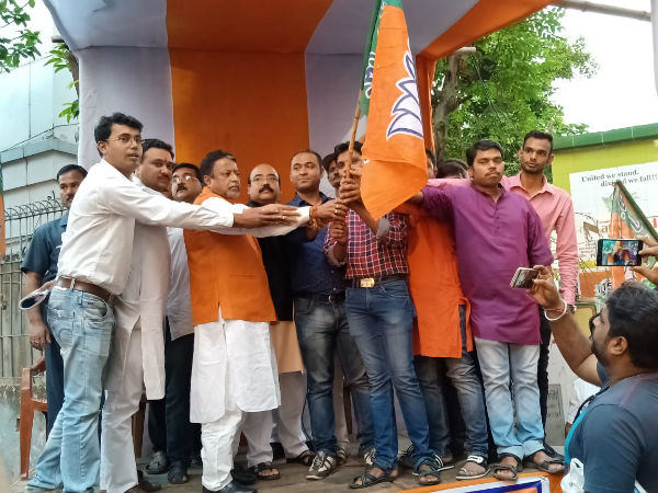 কর্মীদের হাতে পতাকা মুকুল রায়ের