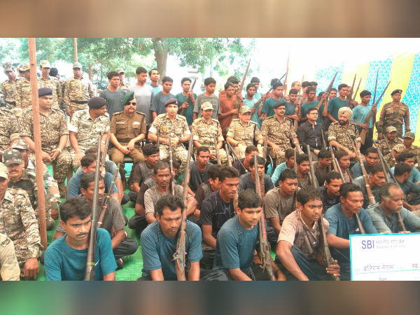 ছত্তিশগড়ে বড় সাফল্য সেনার, ৬২জন মাওবাদীর একসঙ্গে আত্মসমর্পণ ছত্তিশগড়ে বড় সাফল্য সেনার, ৬২জন মাওবাদীর একসঙ্গে আত্মসমর্পণ