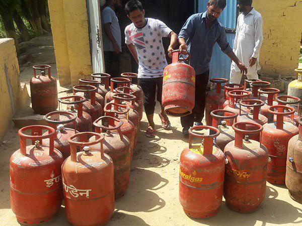 দীপাবলির আগে অনেকটা দাম বাড়ল রান্নার গ্যাসের দীপাবলির আগে অনেকটা দাম বাড়ল রান্নার গ্যাসের