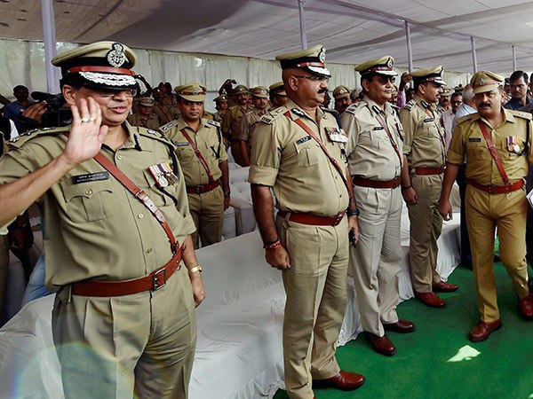 এবার পুলিশকে হুঁশিয়ারি! না শোধরালে ব্যবস্থা নেবেন তিনিই, বললেন ক্ষুব্ধ মুখ্যমন্ত্রী এবার পুলিশকে হুঁশিয়ারি! না শোধরালে ব্যবস্থা নেবেন তিনিই, বললেন ক্ষুব্ধ মুখ্যমন্ত্রী