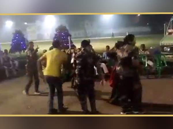 গানের সঙ্গে পোশাক পরেই উদ্দাম নাচ! সোশ্যাল মিডিয়ায় মহিলা পুলিশকর্মীদের ভাইরাল ভিডিও গানের সঙ্গে পোশাক পরেই উদ্দাম নাচ! সোশ্যাল মিডিয়ায় মহিলা পুলিশকর্মীদের ভাইরাল ভিডিও