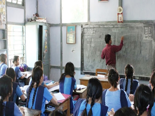 কুপ্রস্তাবে সাড়া না দেওয়ায় ছাত্রীর গলা কাটল শিক্ষক কুপ্রস্তাবে সাড়া না দেওয়ায় ছাত্রীর গলা কাটল শিক্ষক