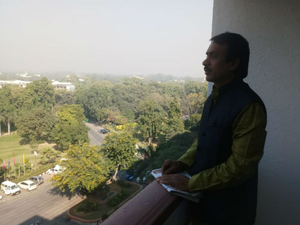 ভোরের দিল্লি-র প্রেক্ষাপটে নিজেকে ঝালিয়ে নিলেন