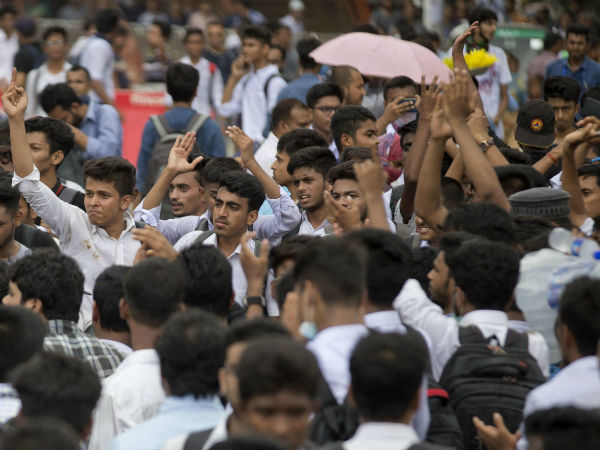 পরীক্ষায় বসতে বাধা, কলেজ পড়ুয়ারা দল বেঁধে আটকাল রাস্তা, ধুন্ধুমার গোলপার্কে পরীক্ষায় বসতে বাধা, কলেজ পড়ুয়ারা দল বেঁধে আটকাল রাস্তা, ধুন্ধুমার গোলপার্কে