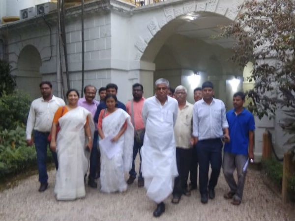 প্রাথমিক শিক্ষকদের বেতন-বৈষম্যের আঁচ বিধানসভাতেও প্রাথমিক শিক্ষকদের বেতন-বৈষম্যের আঁচ বিধানসভাতেও