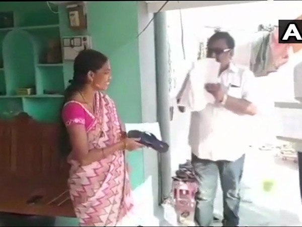 ইস্তাহার আর জুতো বিলি প্রার্থীর