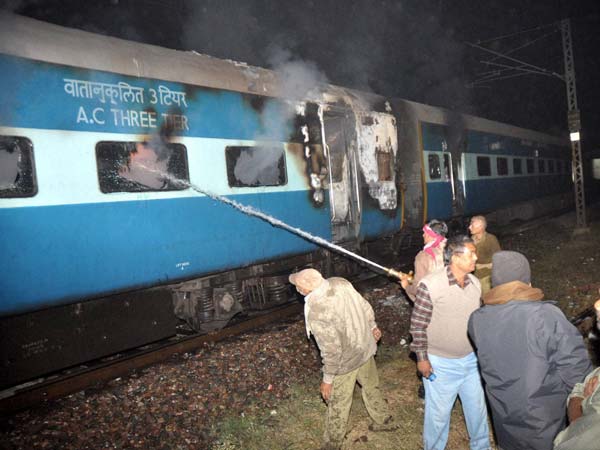 আচমকাই ধোঁয়া ঢেকে গেল পুরো ট্রেনের কামরা আচমকাই ধোঁয়া ঢেকে গেল পুরো ট্রেনের কামরা
