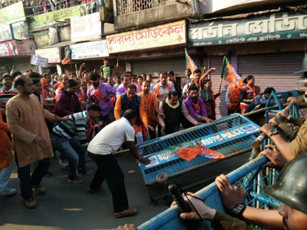 ব্যারিকেড ভেঙে হামলা