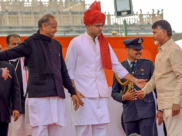 সমর্থনেও গরহাজির কেন মায়াবতী-অখিলেশ