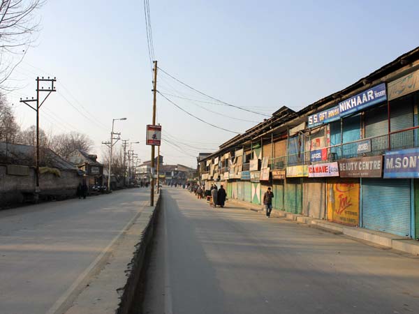 এলাকায় অঘোষিত বনধ