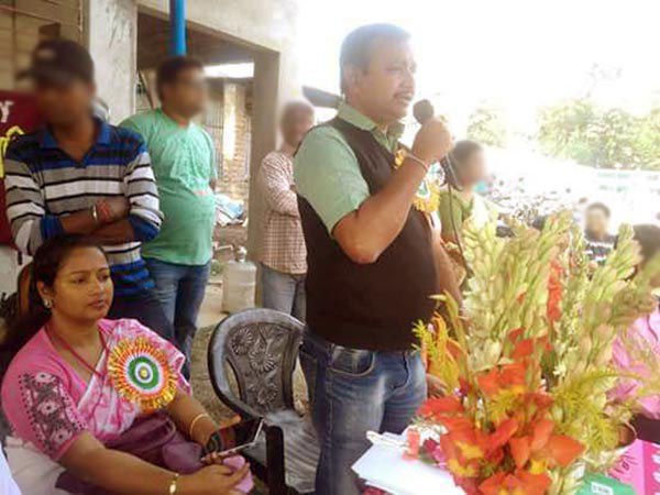 সংসার চলে না শিক্ষকদের, ২ টাকা করে দানের জন্য পোস্টার, তৃণমূল শিক্ষক নেতার মন্তব্যে বিতর্ক সংসার চলে না শিক্ষকদের, ২ টাকা করে দানের জন্য পোস্টার, তৃণমূল শিক্ষক নেতার মন্তব্যে বিতর্ক