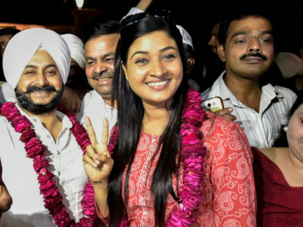 বিধানসভায় রাজীব গান্ধীর ভারতরত্ন বিতর্ক! দলের বিধায়ককে পদত্যাগের নির্দেশ আপের বিধানসভায় রাজীব গান্ধীর ভারতরত্ন বিতর্ক! দলের বিধায়ককে পদত্যাগের নির্দেশ আপের