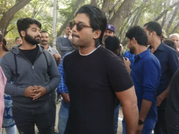 তেলাঙ্গানায় ভোটের লাইনে সকাল-সকাল ফিল্ম তারকারা! ক্যামেরাবন্দি নাগার্জুন-আল্লু অর্জুনরা তেলাঙ্গানায় ভোটের লাইনে সকাল-সকাল ফিল্ম তারকারা! ক্যামেরাবন্দি নাগার্জুন-আল্লু অর্জুনরা