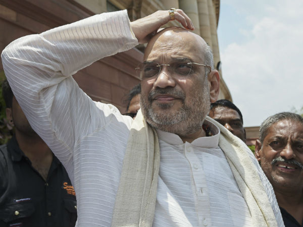 জাতীয় সড়কের ধারে মঞ্চ