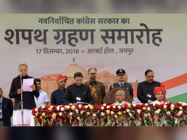 রাজস্থানে শপথে বিরল ছবি! পিসির উষ্ণ অভ্যর্থনা ভাইপোকে রাজস্থানে শপথে বিরল ছবি! পিসির উষ্ণ অভ্যর্থনা ভাইপোকে