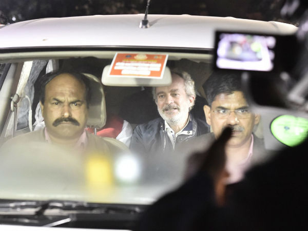 চপার কেলেঙ্কারিতে ‘মিডলম্যান’ মিশেলকে হেফাজতে নিল সিবিআই, প্রত্যার্পণের পর শুরু জেরা চপার কেলেঙ্কারিতে ‘মিডলম্যান’ মিশেলকে হেফাজতে নিল সিবিআই, প্রত্যার্পণের পর শুরু জেরা