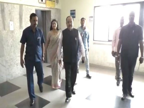 নারদ কাণ্ডে এবার বৈশাখীও! বন্ধু শোভনকে নিয়ে হাজিরা ইডির দফতরে, দেখুন ভিডিও নারদ কাণ্ডে এবার বৈশাখীও! বন্ধু শোভনকে নিয়ে হাজিরা ইডির দফতরে, দেখুন ভিডিও