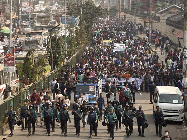 বিরোধীদের ওপর 'কর্তৃত্ববাদী' হামলার অভিযোগ