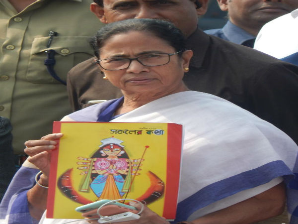 মুখ্যমন্ত্রীর হাতে শারদ সংখ্যা