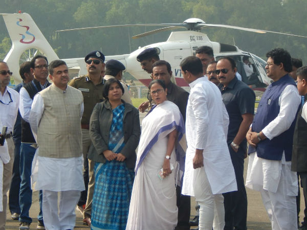 হেলিপ্যাডে দাঁড়িয়ে সাংবাদিক বৈঠক