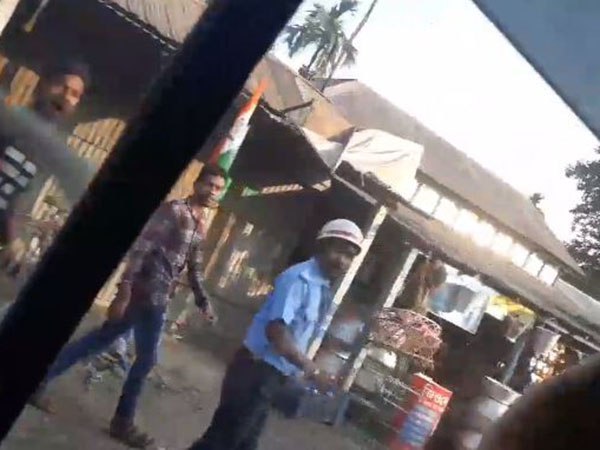 আক্রান্ত দিলীপ ঘোষ, হামলায় ভাঙল গাড়ির কাঁচ! অভিযুক্ত তৃণমূল, দেখুন ভিডিও আক্রান্ত দিলীপ ঘোষ, হামলায় ভাঙল গাড়ির কাঁচ! অভিযুক্ত তৃণমূল, দেখুন ভিডিও