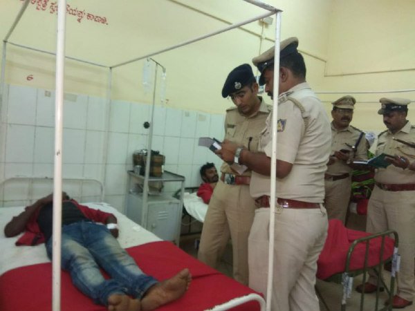 মন্দিরের বিষাক্ত প্রসাদে মৃত কমপক্ষে ১১! হাসপাতালে মুখ্যমন্ত্রী মন্দিরের বিষাক্ত প্রসাদে মৃত কমপক্ষে ১১! হাসপাতালে মুখ্যমন্ত্রী