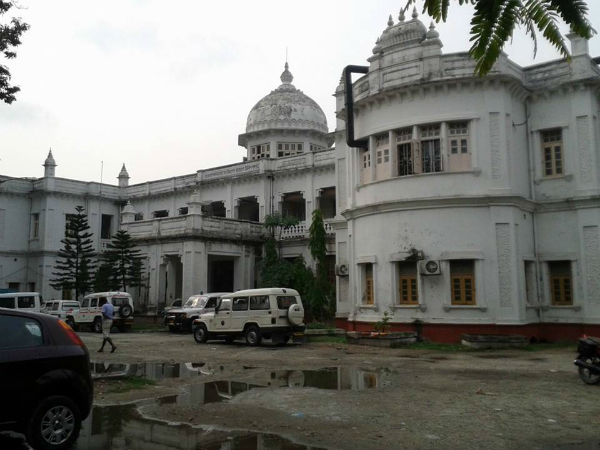 তৃণমূলের গোষ্ঠীদ্বন্দ্ব পৌঁছল স্কুলেও! গুলিবিদ্ধ ২ শিক্ষক ভর্তি হাসপাতালে তৃণমূলের গোষ্ঠীদ্বন্দ্ব পৌঁছল স্কুলেও! গুলিবিদ্ধ ২ শিক্ষক ভর্তি হাসপাতালে