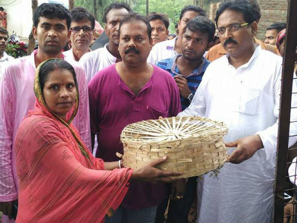 যার হাত ধরে উঠেছিলেন তাঁকেই প্রত্যাখ্যান! জয়নগরের ঘটনায় সামনে আসছে তৃণমূলের গুরু-শিষ্যের দ্বন্দ্ব যার হাত ধরে উঠেছিলেন তাঁকেই প্রত্যাখ্যান! জয়নগরের ঘটনায় সামনে আসছে তৃণমূলের গুরু-শিষ্যের দ্বন্দ্ব
