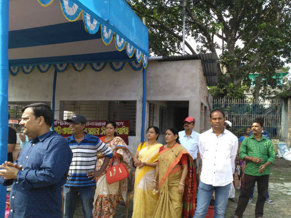 দুর্নীতি ও ছাত্র পেটানোর অভিযুক্ত শিক্ষককে পাশে নিয়েই ময়দানে স্কুল পরিদর্শক, ভাইরাল হল ছবি দুর্নীতি ও ছাত্র পেটানোর অভিযুক্ত শিক্ষককে পাশে নিয়েই ময়দানে স্কুল পরিদর্শক, ভাইরাল হল ছবি