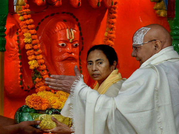 অজান্তেই কি তৃণমূল নেত্রী জড়িয়ে গেলেন হিন্দুত্বের রাজনীতিতে অজান্তেই কি তৃণমূল নেত্রী জড়িয়ে গেলেন হিন্দুত্বের রাজনীতিতে
