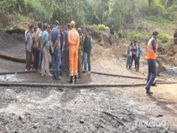 দুর্ঘটনার পর ৪৮ ঘন্টা পার! খনিতে আটক শ্রমিকদের সন্ধানে তল্লাশি অভিযান জারি দুর্ঘটনার পর ৪৮ ঘন্টা পার! খনিতে আটক শ্রমিকদের সন্ধানে তল্লাশি অভিযান জারি