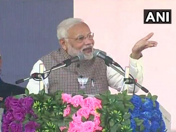 সভায় একটি মাত্র ভুলের খেসারত! রাহুলকে কটাক্ষ মোদীর সভায় একটি মাত্র ভুলের খেসারত! রাহুলকে কটাক্ষ মোদীর