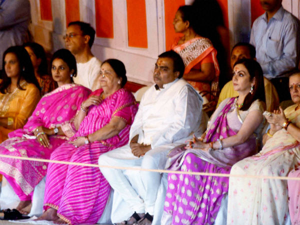 ইশার সঙ্গীত -এ মঞ্চে মা কোকিলাবেনকে নিয়ে মুকেশ-অনিলের নাচের ভিডিও ভাইরাল ইশার সঙ্গীত -এ মঞ্চে মা কোকিলাবেনকে নিয়ে মুকেশ-অনিলের নাচের ভিডিও ভাইরাল