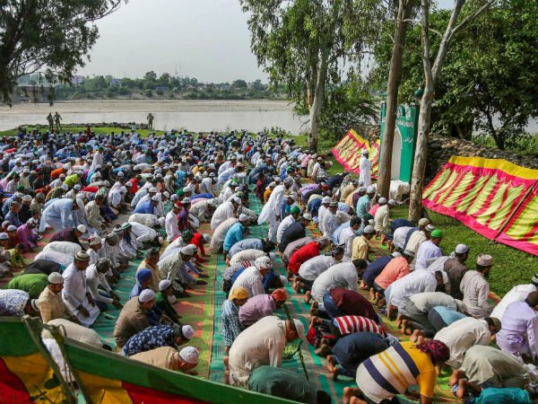 যোগীর রাজ্যে প্রকাশ্যে নমাজ পড়া নিয়ে বিতর্কিত নির্দেশে চাঞ্চল্য যোগীর রাজ্যে প্রকাশ্যে নমাজ পড়া নিয়ে বিতর্কিত নির্দেশে চাঞ্চল্য