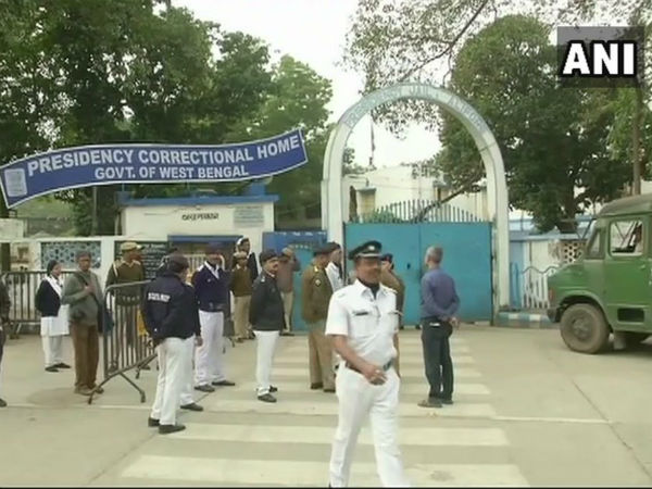 মাওবাদী অর্ণব কলম ধরেছেন বন্দুক ছেড়ে, লক্ষ্য ‘সেট’ মাওবাদী অর্ণব কলম ধরেছেন বন্দুক ছেড়ে, লক্ষ্য ‘সেট’
