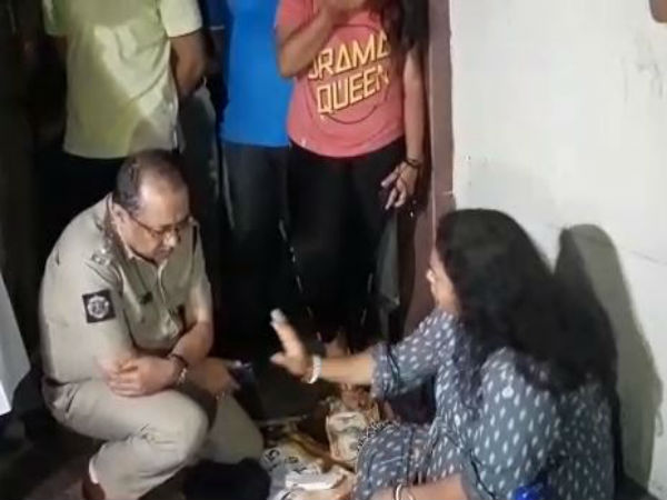 আবাসনের সামনে ধর্না, গ্রেফতার রত্না