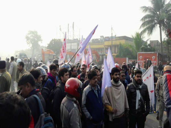 বার্নপুর থেকে নবান্ন বাইক মিছিলে বাধা দুর্গাপুরে! কড়া সমালোচনায় বাম ছাত্র-যুবরা, দেখুন ভিডিও বার্নপুর থেকে নবান্ন বাইক মিছিলে বাধা দুর্গাপুরে! কড়া সমালোচনায় বাম ছাত্র-যুবরা, দেখুন ভিডিও