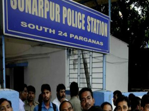 দুই সন্তানের সামনেই সিলিংয়ে ঝুলে আত্মহত্যা স্বামী-স্ত্রীর দুই সন্তানের সামনেই সিলিংয়ে ঝুলে আত্মহত্যা স্বামী-স্ত্রীর
