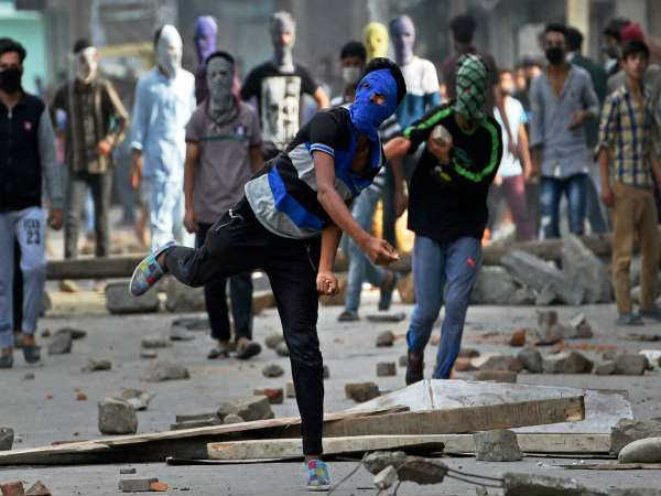নিরাপত্তা বাহিনীর দিকে পাথর