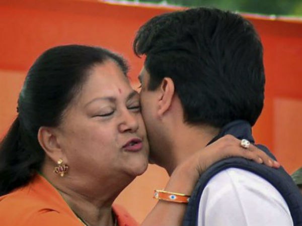 রাজস্থানে শপথে বিরল ছবি! পিসির উষ্ণ অভ্যর্থনা ভাইপোকে রাজস্থানে শপথে বিরল ছবি! পিসির উষ্ণ অভ্যর্থনা ভাইপোকে