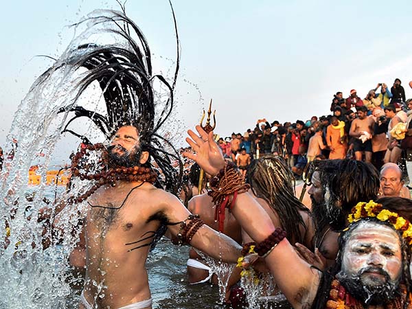 জড়ো হয়েছেন সাধুরা