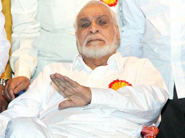 নাট্যচর্চায় কাদের খান