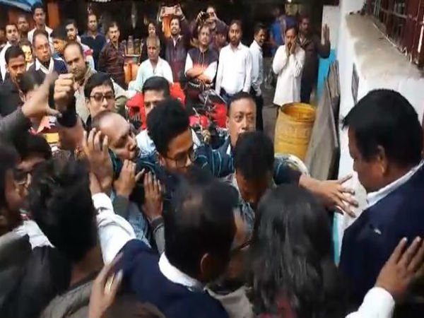 ধর্মঘটীদের কোমরে দড়ি! উত্তেজনা আদালত চত্বরে, দেখুন ভিডিও ধর্মঘটীদের কোমরে দড়ি! উত্তেজনা আদালত চত্বরে, দেখুন ভিডিও